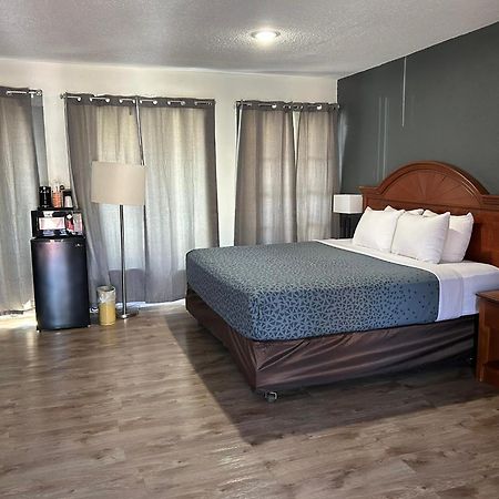 גטלינבורג Econo Lodge Inn & Suites On The River מראה חיצוני תמונה