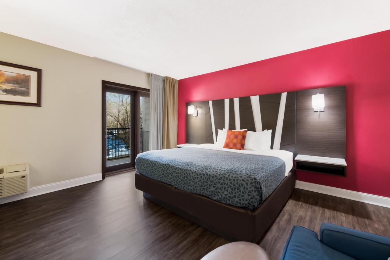 גטלינבורג Econo Lodge Inn & Suites On The River מראה חיצוני תמונה