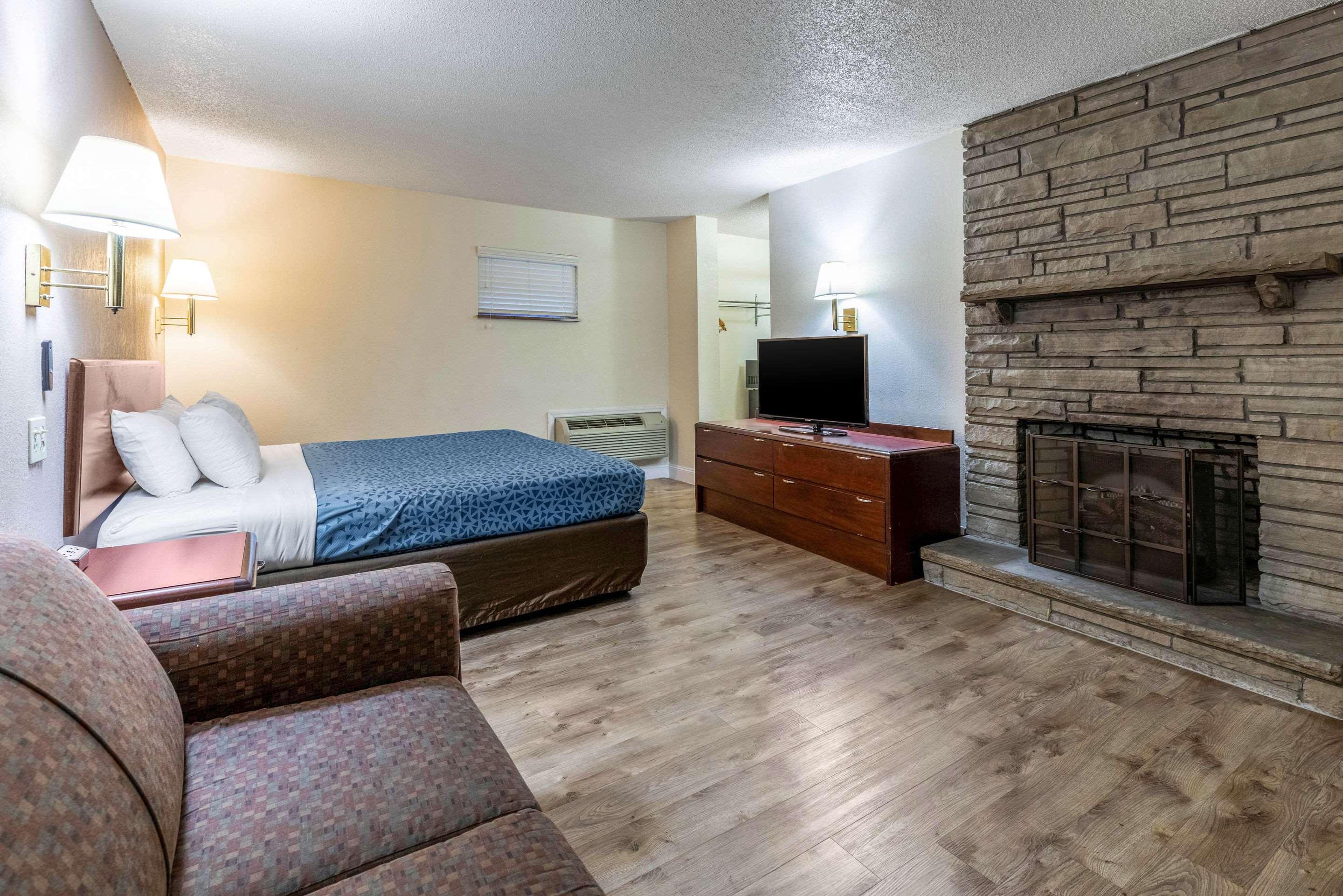 גטלינבורג Econo Lodge Inn & Suites On The River מראה חיצוני תמונה