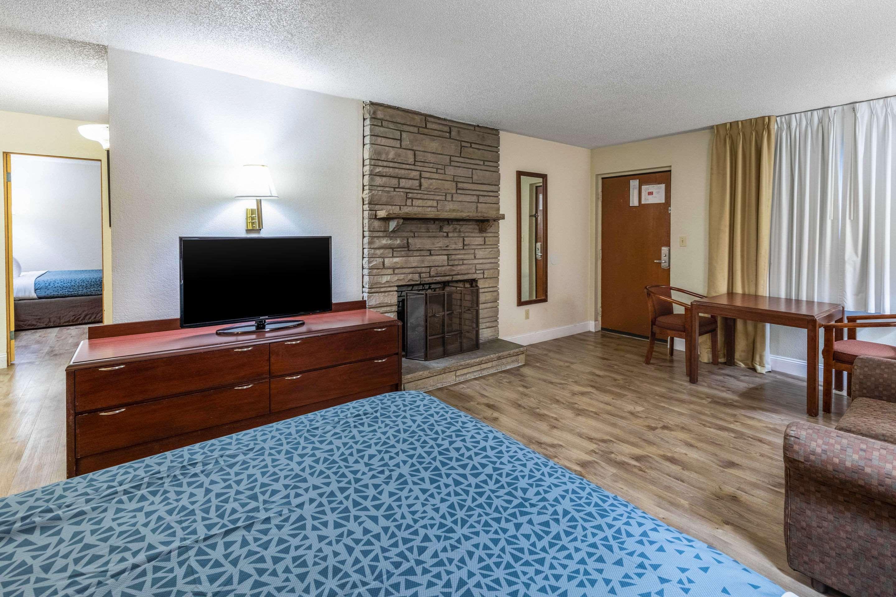 גטלינבורג Econo Lodge Inn & Suites On The River מראה חיצוני תמונה