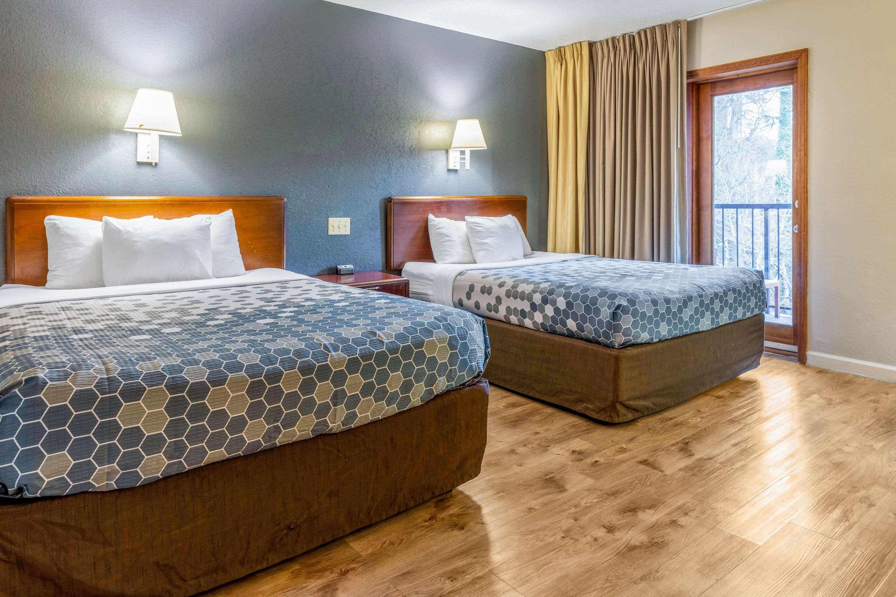 גטלינבורג Econo Lodge Inn & Suites On The River מראה חיצוני תמונה