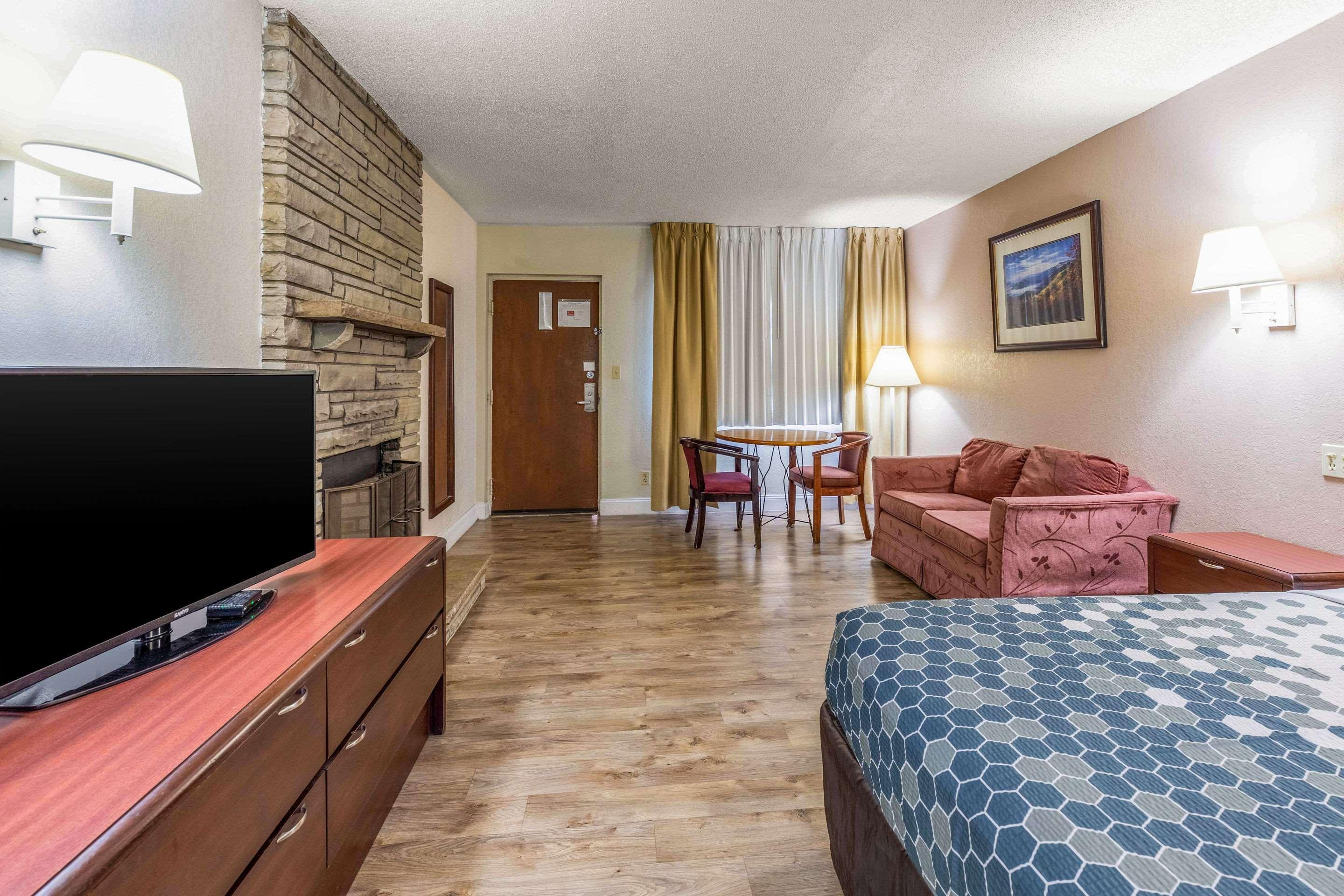 גטלינבורג Econo Lodge Inn & Suites On The River מראה חיצוני תמונה