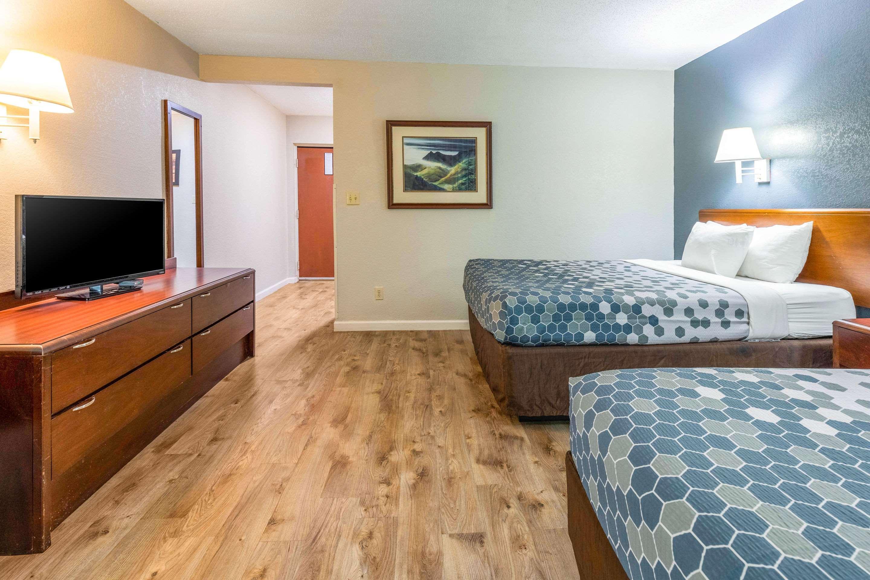 גטלינבורג Econo Lodge Inn & Suites On The River מראה חיצוני תמונה