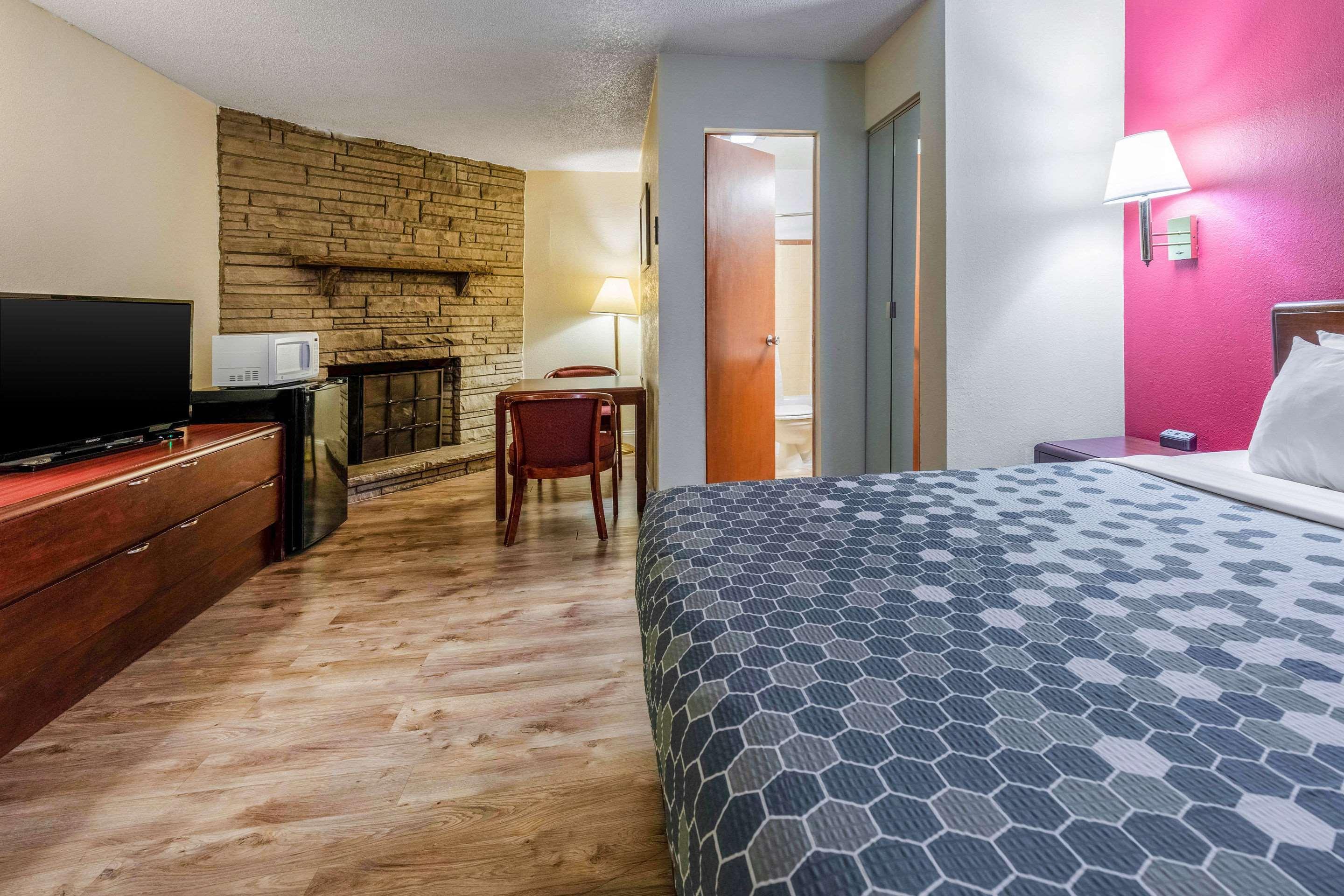 גטלינבורג Econo Lodge Inn & Suites On The River מראה חיצוני תמונה