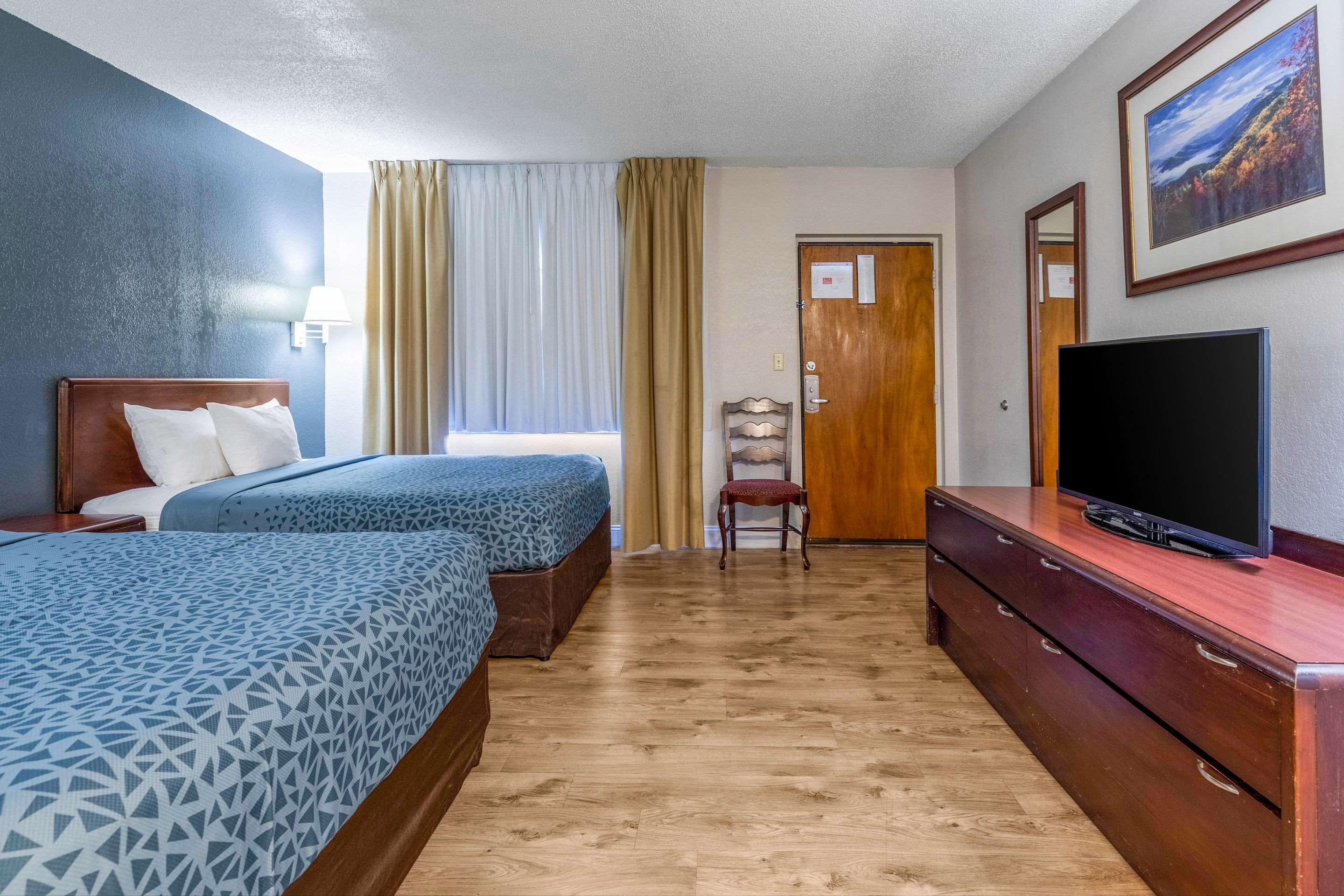 גטלינבורג Econo Lodge Inn & Suites On The River מראה חיצוני תמונה