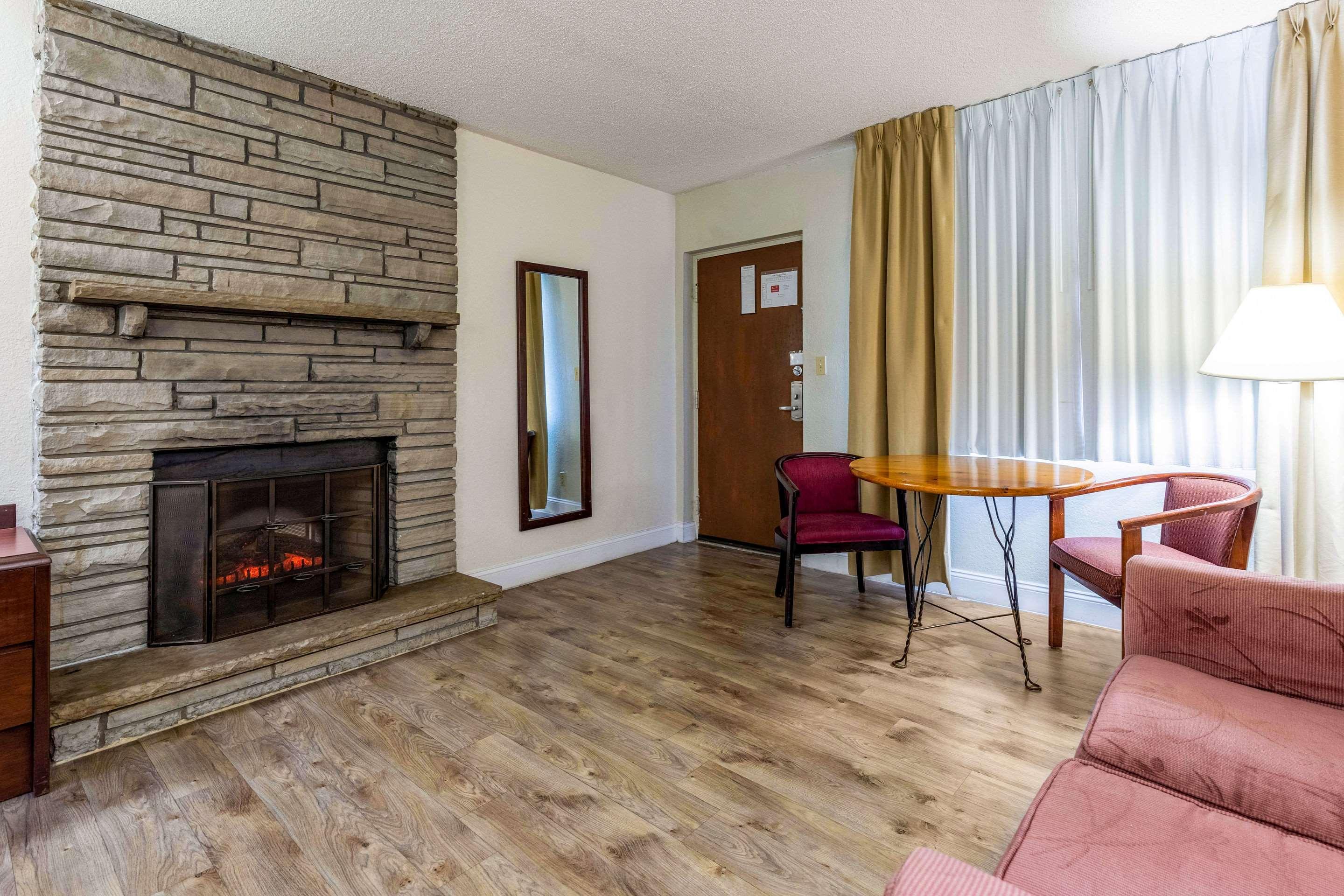 גטלינבורג Econo Lodge Inn & Suites On The River מראה חיצוני תמונה