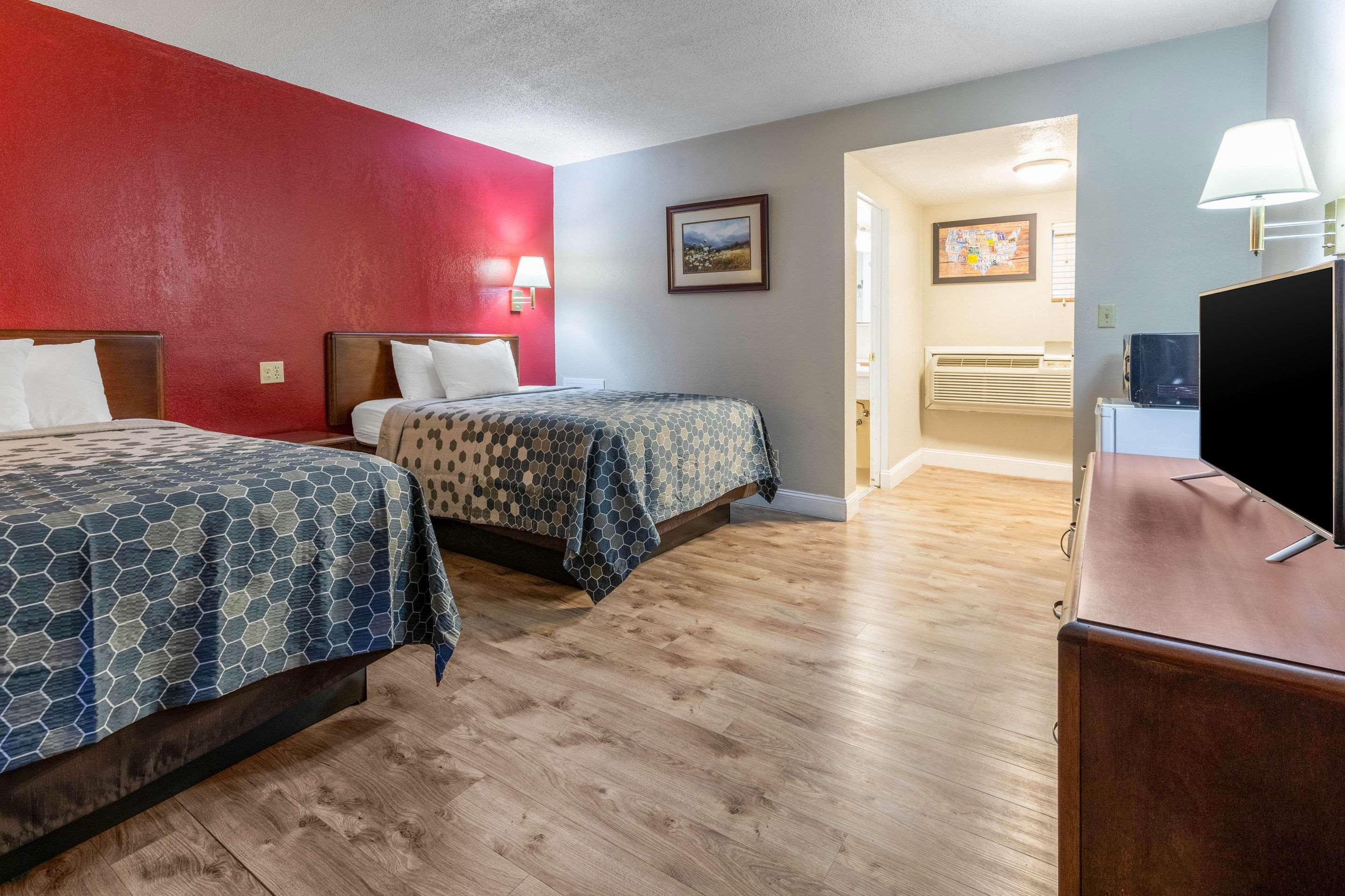 גטלינבורג Econo Lodge Inn & Suites On The River מראה חיצוני תמונה