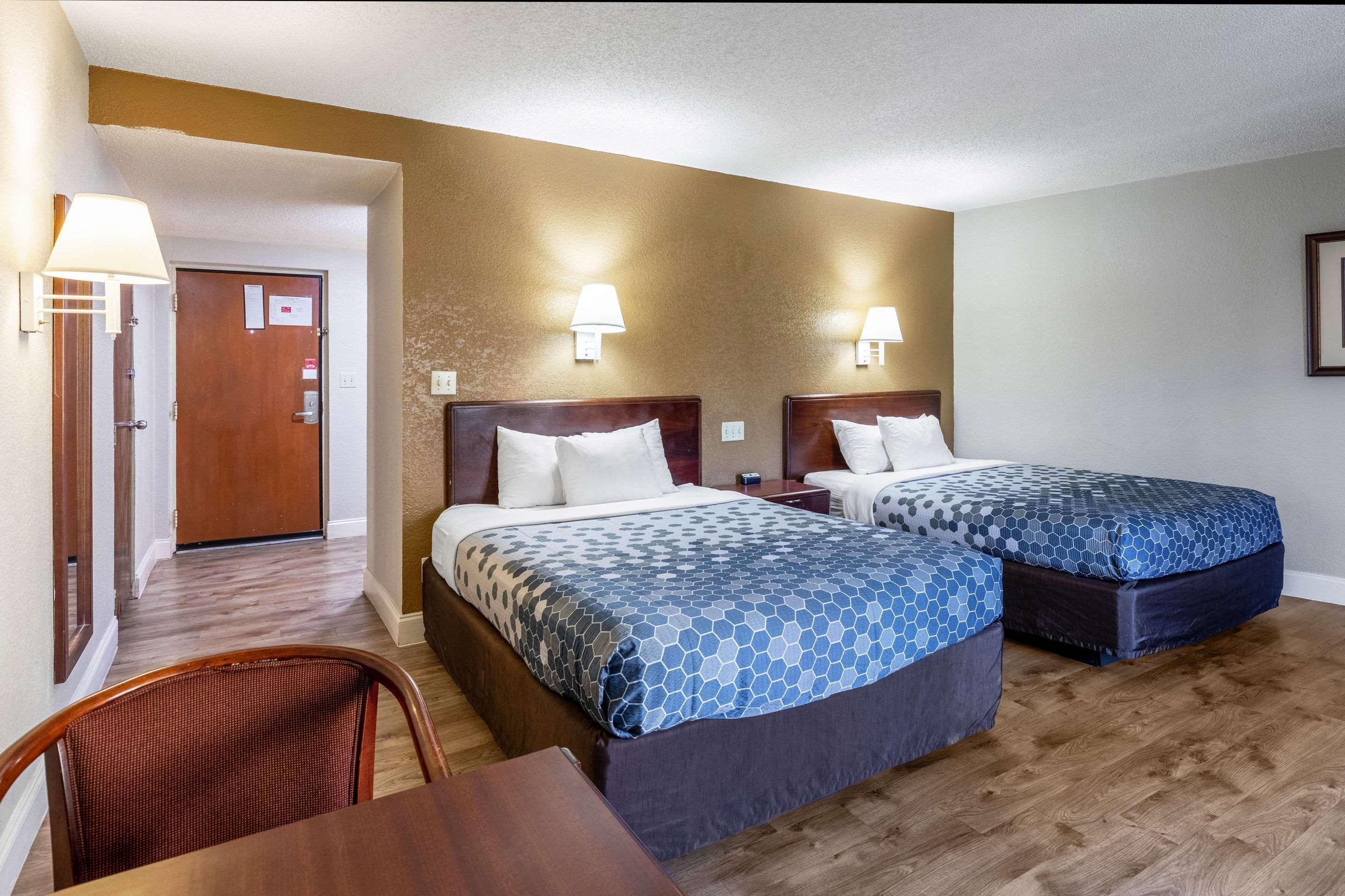 גטלינבורג Econo Lodge Inn & Suites On The River מראה חיצוני תמונה