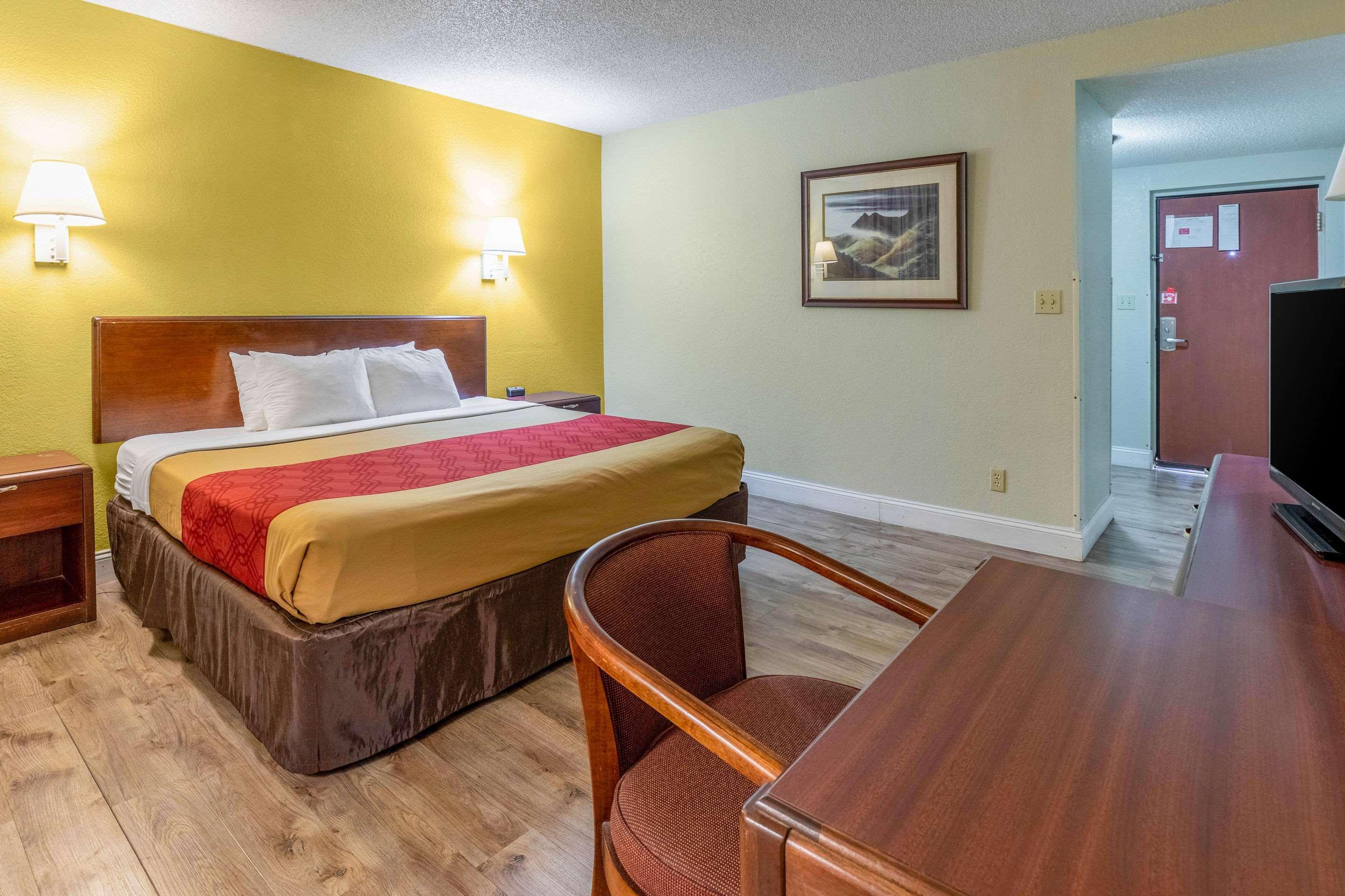 גטלינבורג Econo Lodge Inn & Suites On The River מראה חיצוני תמונה