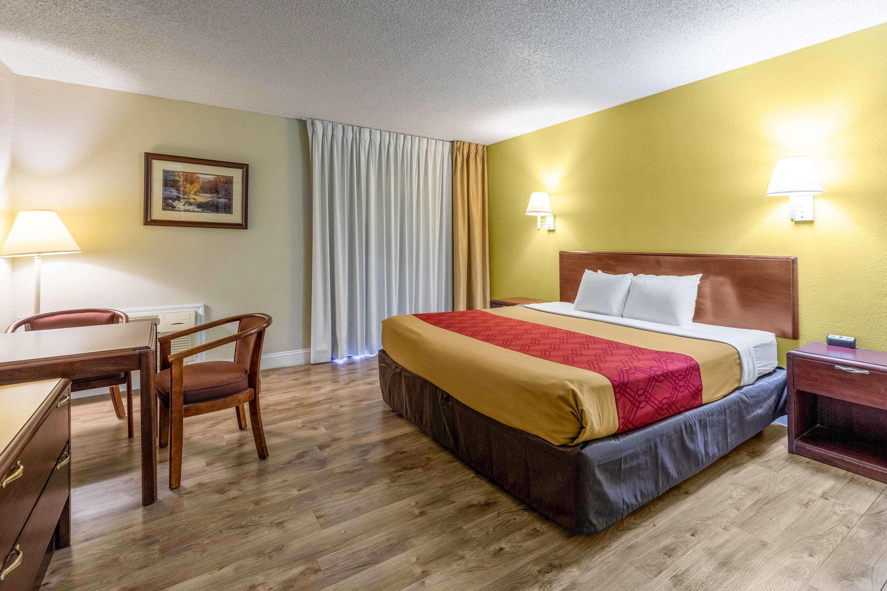 גטלינבורג Econo Lodge Inn & Suites On The River מראה חיצוני תמונה