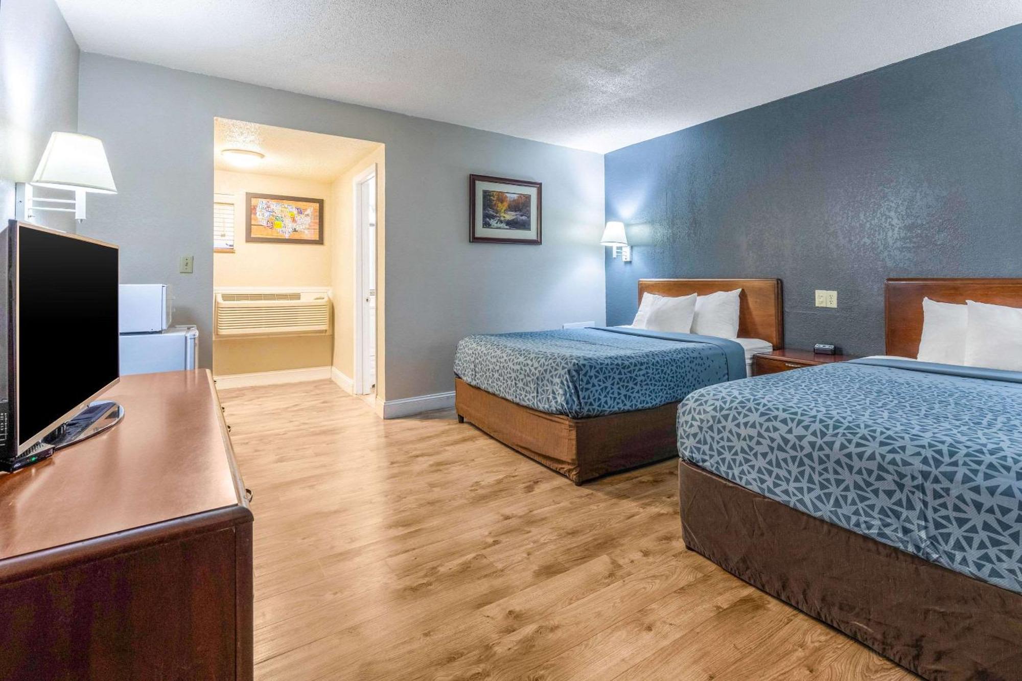 גטלינבורג Econo Lodge Inn & Suites On The River מראה חיצוני תמונה
