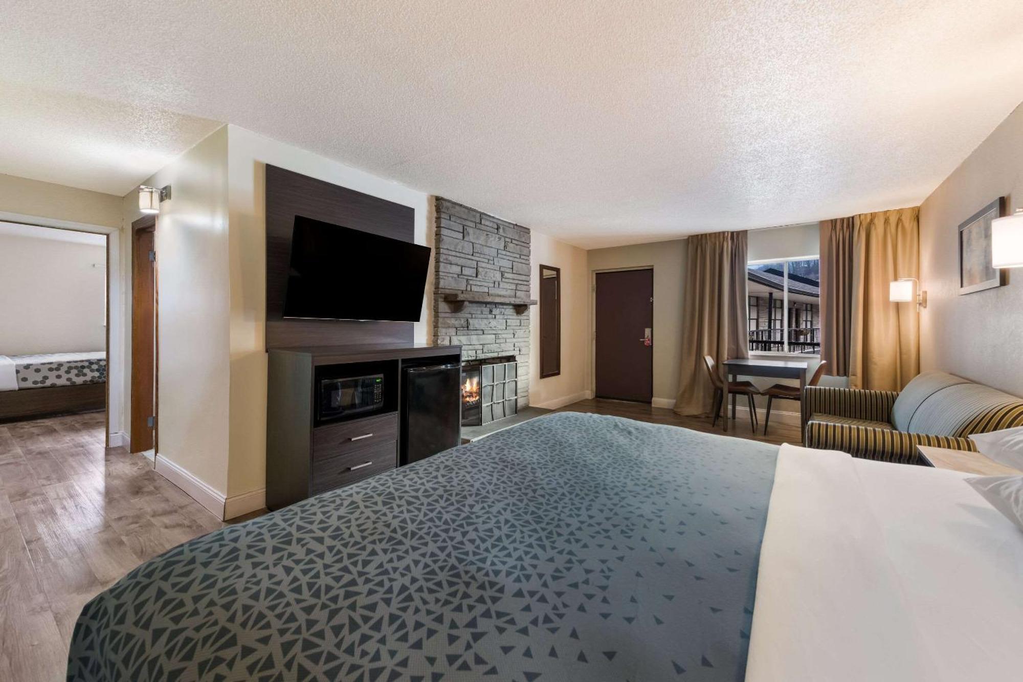 גטלינבורג Econo Lodge Inn & Suites On The River מראה חיצוני תמונה