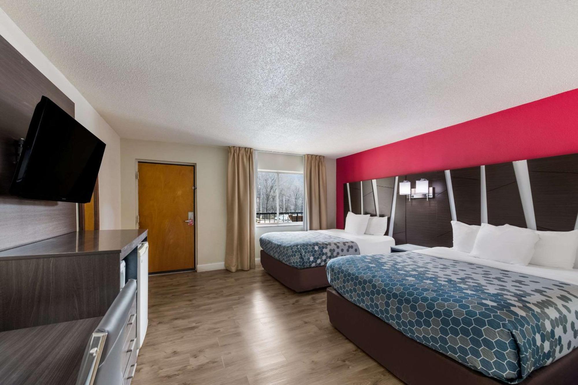 גטלינבורג Econo Lodge Inn & Suites On The River מראה חיצוני תמונה