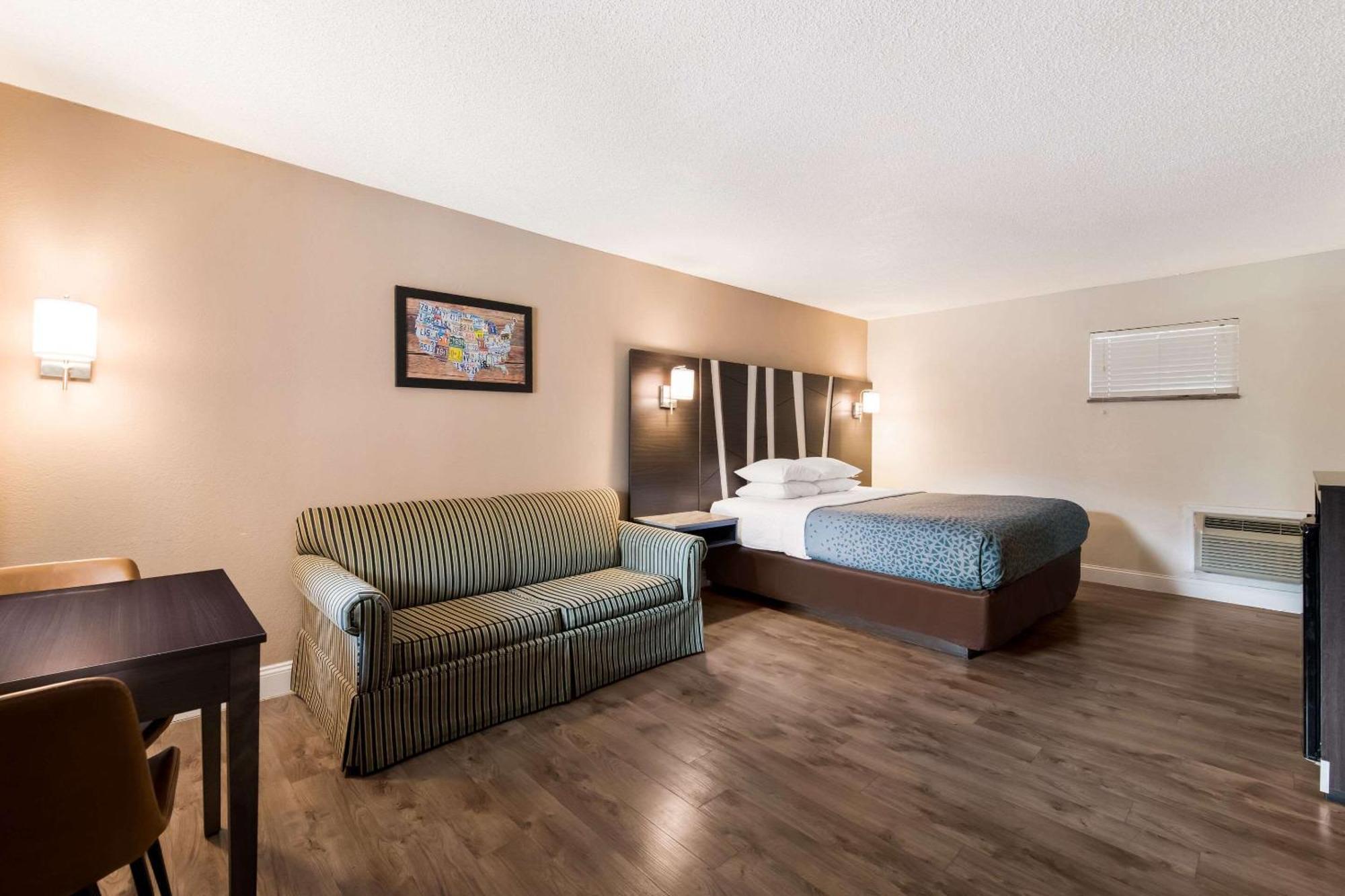 גטלינבורג Econo Lodge Inn & Suites On The River מראה חיצוני תמונה