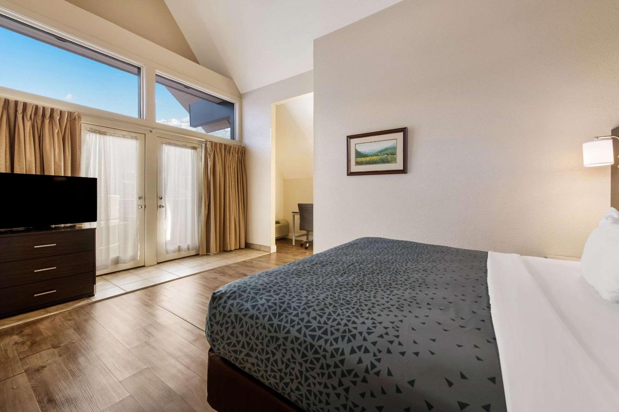 גטלינבורג Econo Lodge Inn & Suites On The River מראה חיצוני תמונה