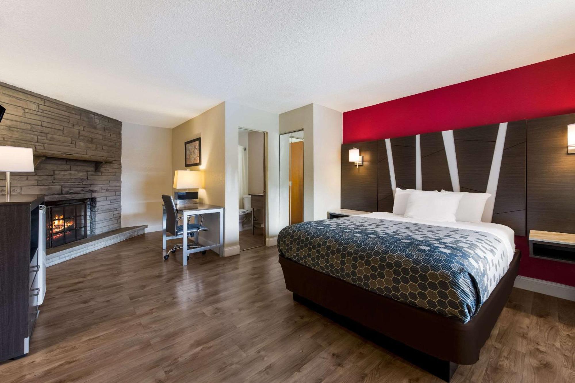 גטלינבורג Econo Lodge Inn & Suites On The River מראה חיצוני תמונה