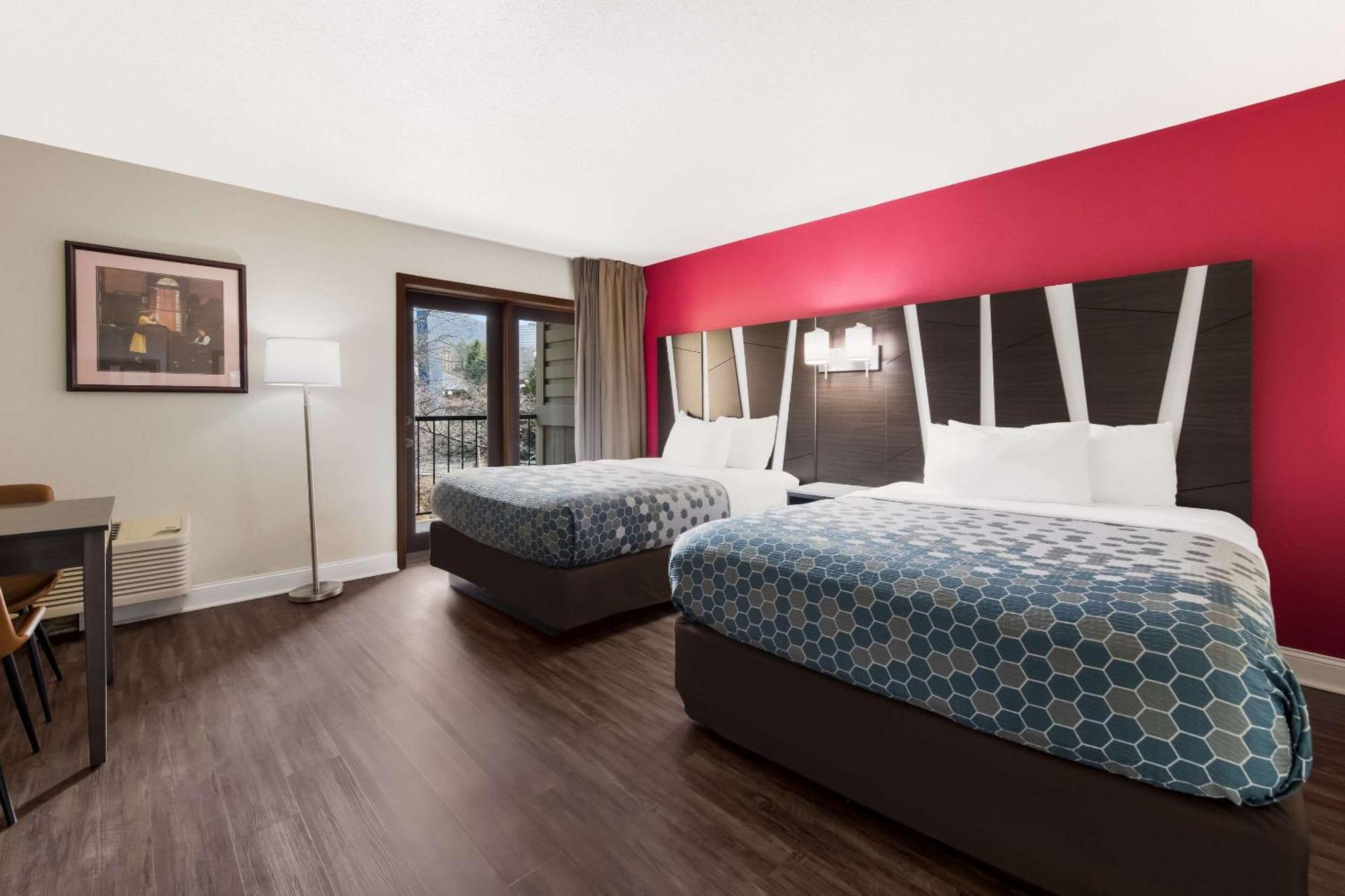 גטלינבורג Econo Lodge Inn & Suites On The River מראה חיצוני תמונה