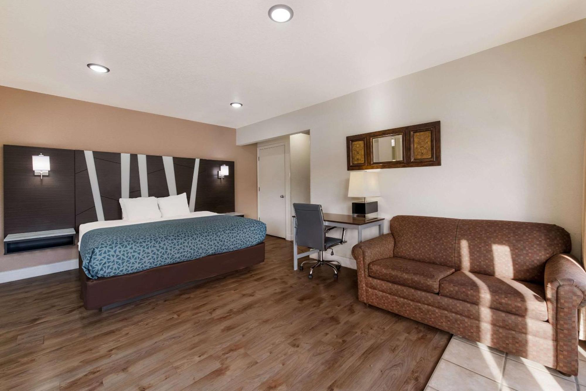גטלינבורג Econo Lodge Inn & Suites On The River מראה חיצוני תמונה