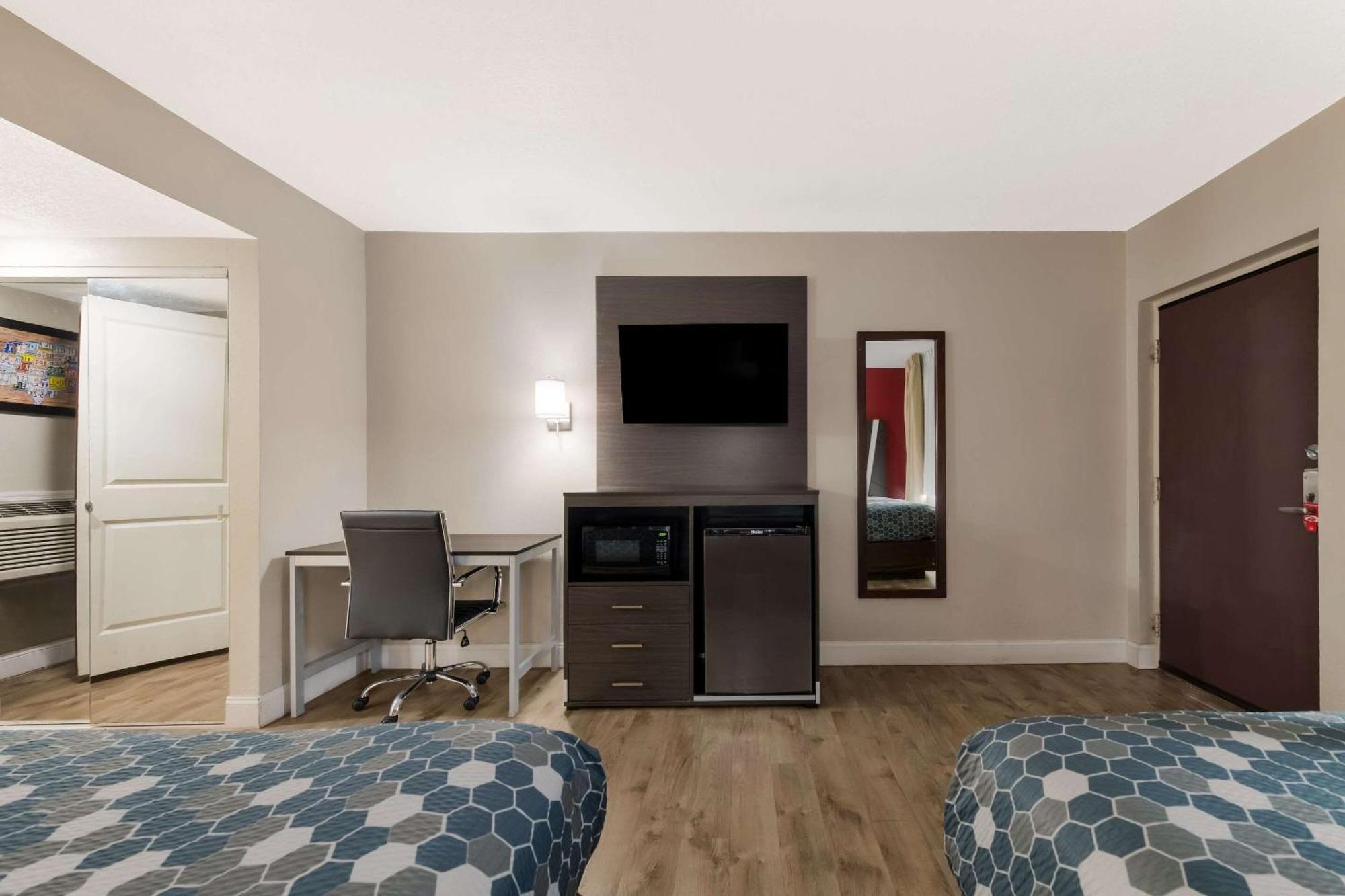 גטלינבורג Econo Lodge Inn & Suites On The River מראה חיצוני תמונה