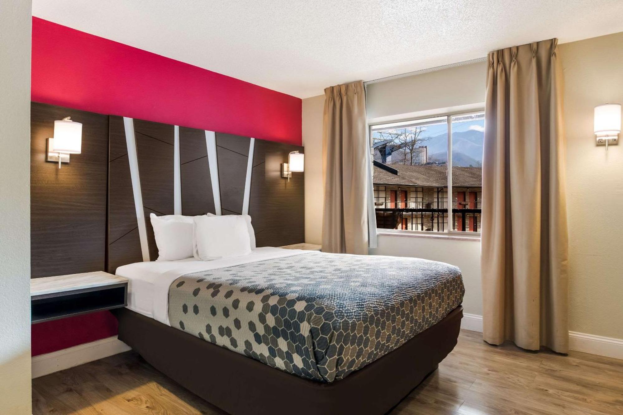 גטלינבורג Econo Lodge Inn & Suites On The River מראה חיצוני תמונה