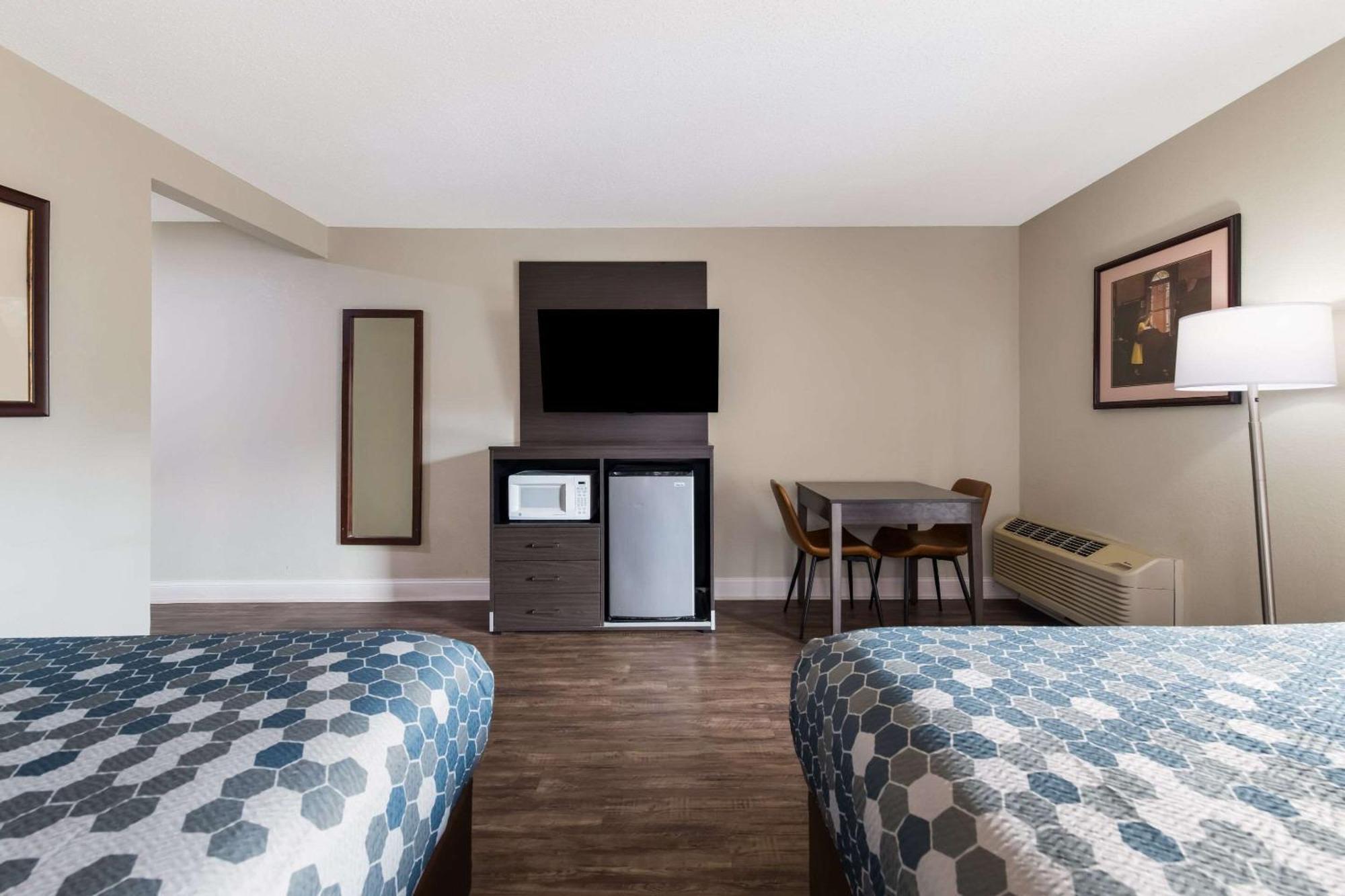 גטלינבורג Econo Lodge Inn & Suites On The River מראה חיצוני תמונה