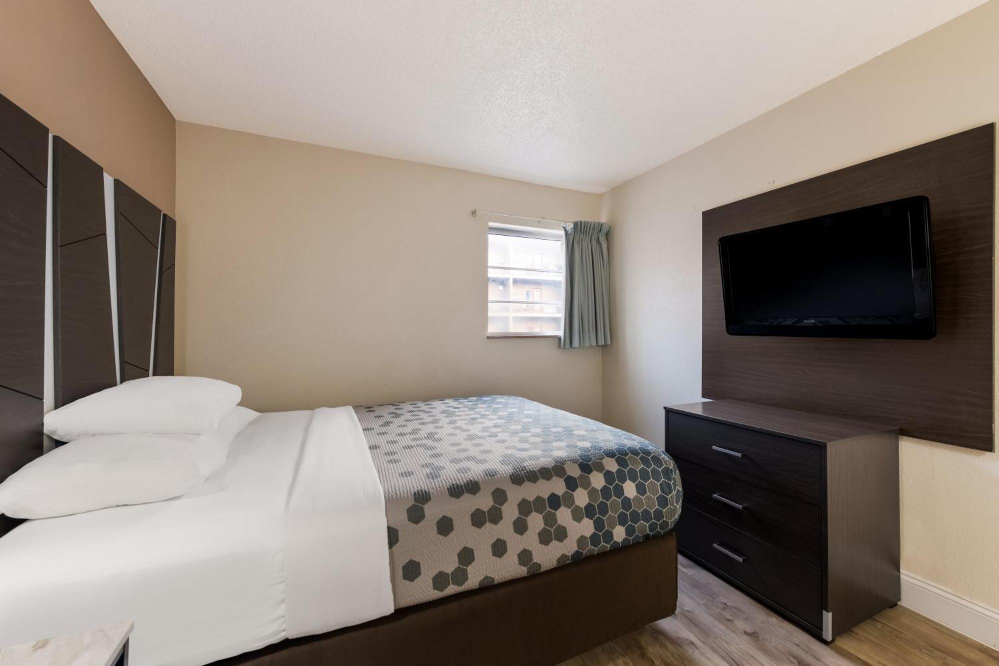 גטלינבורג Econo Lodge Inn & Suites On The River מראה חיצוני תמונה