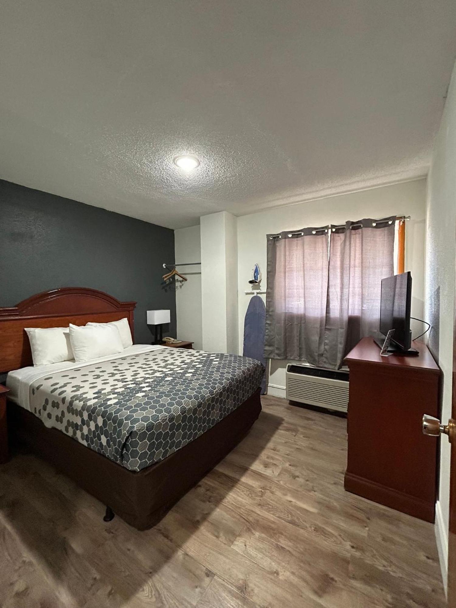 גטלינבורג Econo Lodge Inn & Suites On The River מראה חיצוני תמונה